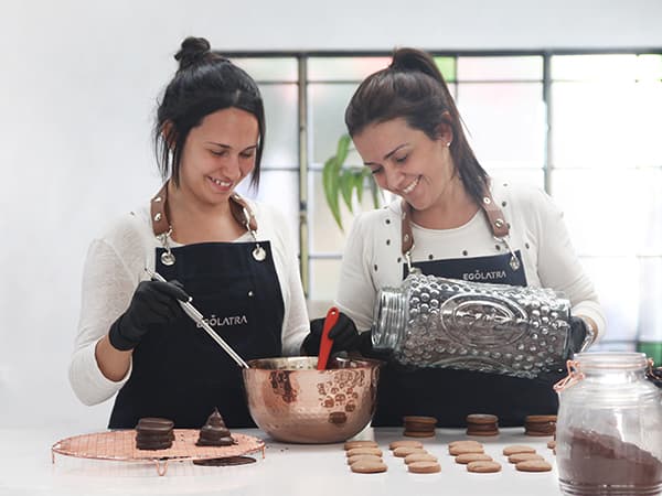 Dos hermanas trabajando